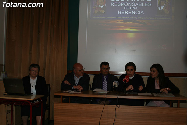 El alcalde y la concejal de Educacin inauguran la VIII Semana Cultural y Solidaria del colegio 