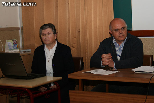 El alcalde y la concejal de Educacin inauguran la VIII Semana Cultural y Solidaria del colegio 