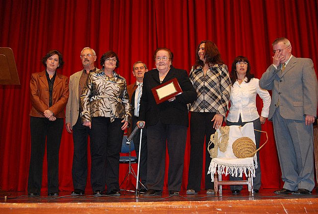 La asociación cultural Caja de Semillas galardona, en el transcurso de un recital de poesía, a Juana Serrano como mejor escritora totanera 2010, Foto 1