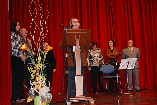 La asociación cultural Caja de Semillas galardona, en el transcurso de un recital de poesía, a Juana Serrano como mejor escritora totanera 2010, Foto 3