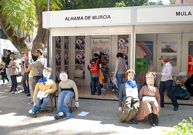 Las fiestas de la Facultad de Letras comienzan con un mercadillo solidario y los tambores de Mula - 1, Foto 1
