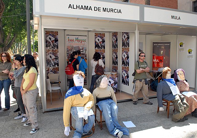 Las fiestas de la Facultad de Letras comienzan con un mercadillo solidario y los tambores de Mula - 2, Foto 2