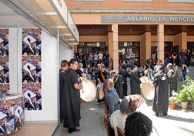 Las fiestas de la Facultad de Letras comienzan con un mercadillo solidario y los tambores de Mula - 3, Foto 3