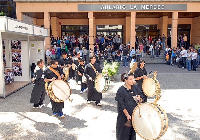 Las fiestas de la Facultad de Letras comienzan con un mercadillo solidario y los tambores de Mula - 4, Foto 4