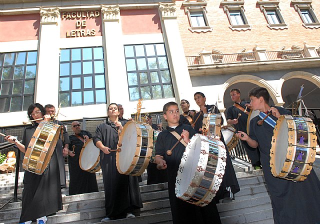 Las fiestas de la Facultad de Letras comienzan con un mercadillo solidario y los tambores de Mula - 5, Foto 5
