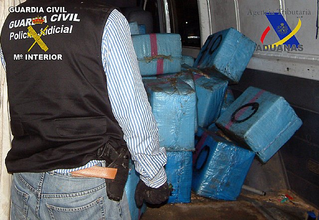 Guardia Civil y Agencia Tributaria en una operación conjunta aprehenden más de dos toneladas y media de hachís - 2, Foto 2