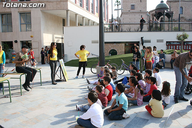 La concejal de Mujer e Igualdad de Oportunidades participa en las actividades infantiles con motivo del Da del Libro - 1