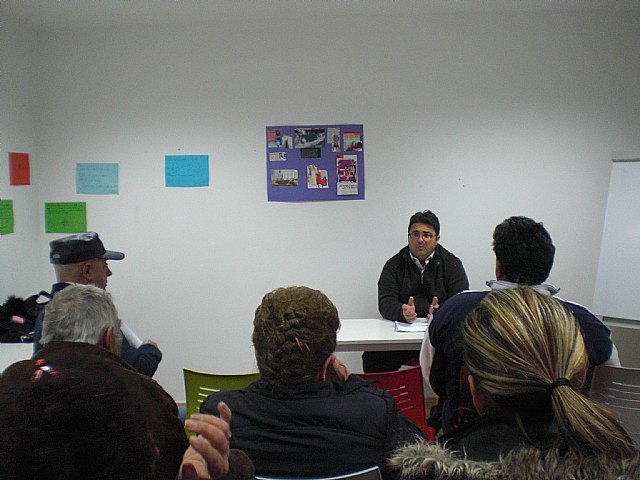 The Social Welfare council meets with the residents of social housing in the street Argentina, Foto 1