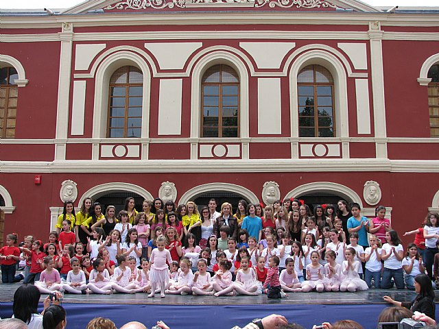 El ballet de Maria Teresa Lazareno llena de colorido las calles céntricas de la ciudad con un atractivo espectáculo - 1, Foto 1