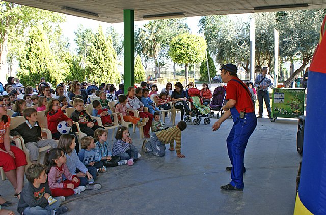 Cerca de un centenar de personas participan en la iniciativa 'La Biblioteca sale a la calle' - 1, Foto 1
