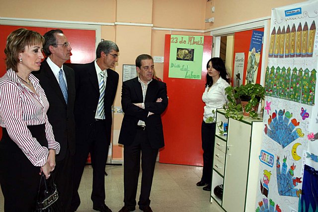 Inaugurada en el C.E.I.P. Ntra. Sra. de la Asunción de Alcantarilla la exposición de trabajos de los alumnos con motivo del Día del Libro - 3, Foto 3