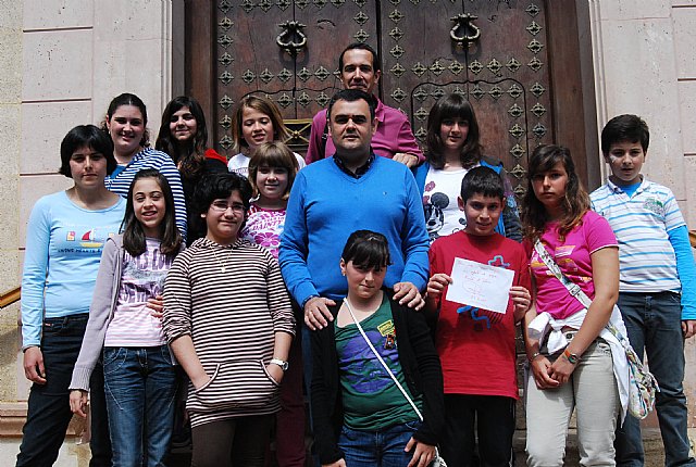 El alcalde recibe en el ayuntamiento a un grupo de niños que forman parte del Movimiento Junior, Foto 1