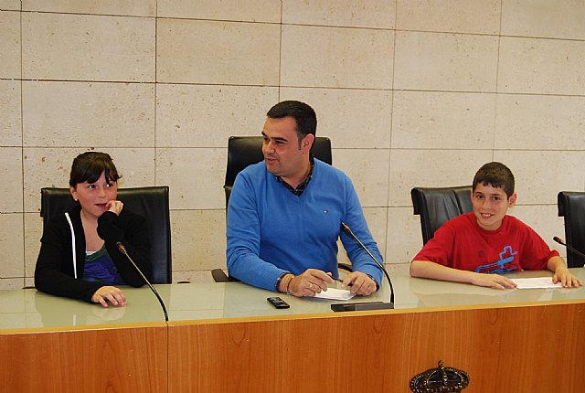 El alcalde recibe en el ayuntamiento a un grupo de niños que forman parte del Movimiento Junior, Foto 3