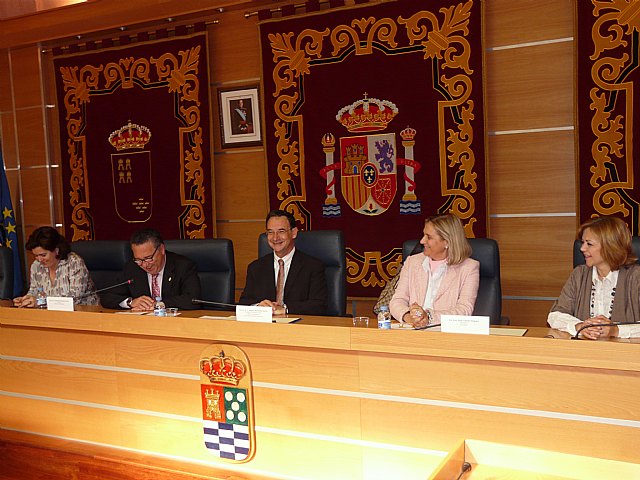 AFESMO y la Consejería de Política Social, Mujer e Inmigración firman un convenio - 3, Foto 3