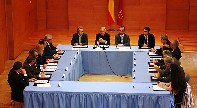 Valcárcel resalta la unión empresa y conocimiento para la expansión internacional de la Región - 1, Foto 1