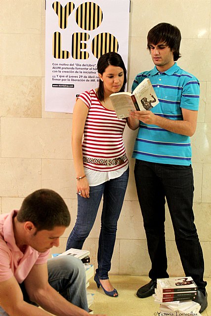 La Asociación de Alumnos de Letras organiza una performance para promover el hábito de lectura - 2, Foto 2