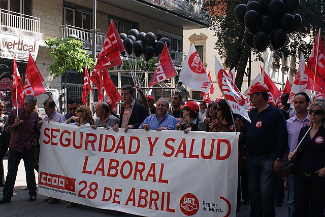 Más de 300 delegados y delegadas de UGT y CCOO han recordado hoy a las 33 víctimas de accidentes laborales que se produjeron en la Región en 2009 - 1, Foto 1
