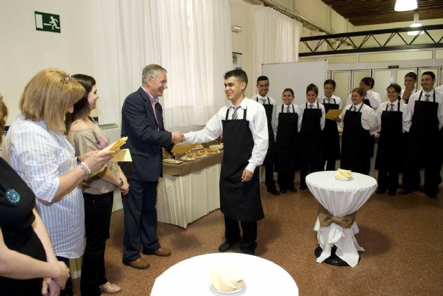 Los alumnos de los Cursos de Camarero para inmigrantes y Recepcionista de hotel, con sus diplomas - 1, Foto 1