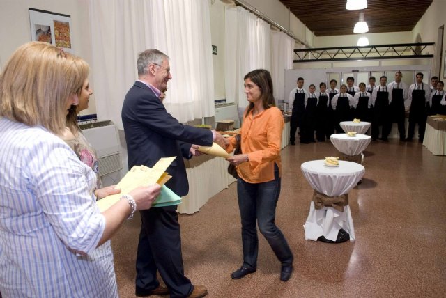 Los alumnos de los Cursos de Camarero para inmigrantes y Recepcionista de hotel, con sus diplomas - 2, Foto 2