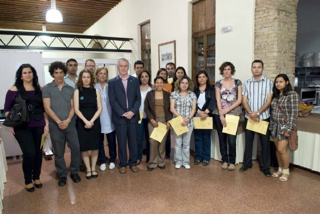 Los alumnos de los Cursos de Camarero para inmigrantes y Recepcionista de hotel, con sus diplomas - 3, Foto 3