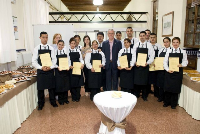 Los alumnos de los Cursos de Camarero para inmigrantes y Recepcionista de hotel, con sus diplomas - 4, Foto 4