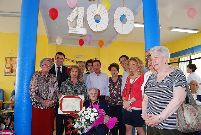 El alcalde de Totana y el concejal de Bienestar Social rinden un emotivo homenaje a la centenaria Ana Díaz Castro - 1, Foto 1