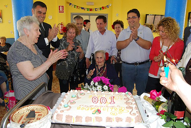 El alcalde de Totana y el concejal de Bienestar Social rinden un emotivo homenaje a la centenaria Ana Díaz Castro, Foto 2