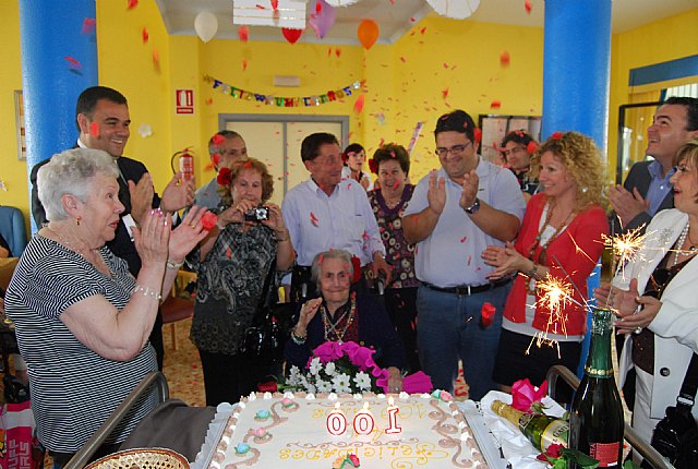 The Mayor of Totana and the councilman of Social Welfare pay an emotional tribute to the centennial Ana Daz Castro, Foto 3