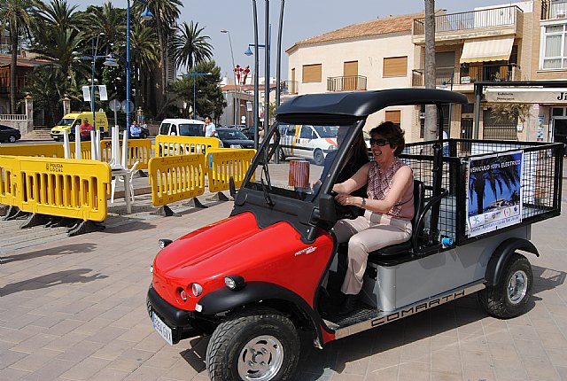 San Javier incorpora dos nuevos vehículos eléctricos para el mantenimiento y limpieza del entorno playero - 2, Foto 2
