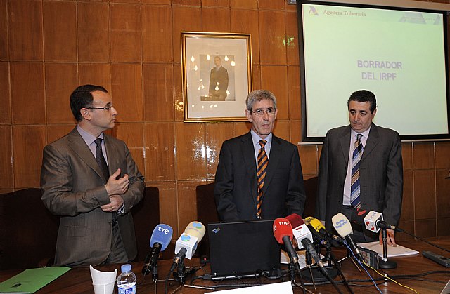 Los contribuyentes de la Región pagarán un cuarto de punto menos que el resto de los españoles en la Campaña Renta 2009 - 2, Foto 2