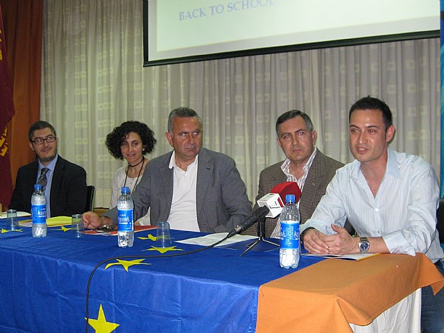 Funcionarios murcianos en la UE vuelven a sus institutos para impartir charlas a los estudiantes, Foto 1