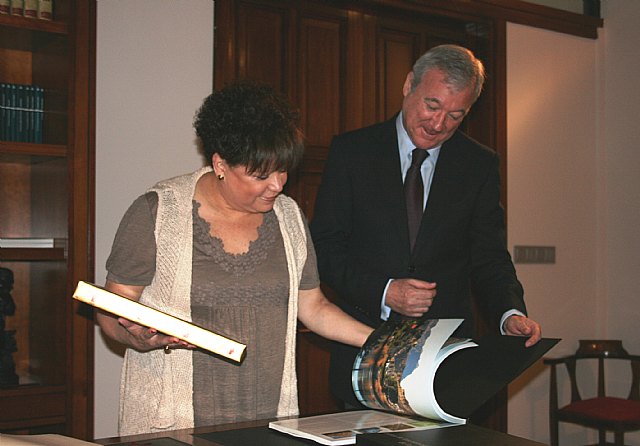 El jefe del Ejecutivo murciano recibe a la embajadora en España de la República de Guatemala, Ana María Diéguez - 1, Foto 1