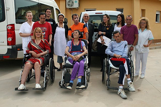 Obras Públicas entrega un vehículo adaptado a la Fundación Tienda Asilo para garantizar la movilidad de personas con discapacidad - 1, Foto 1