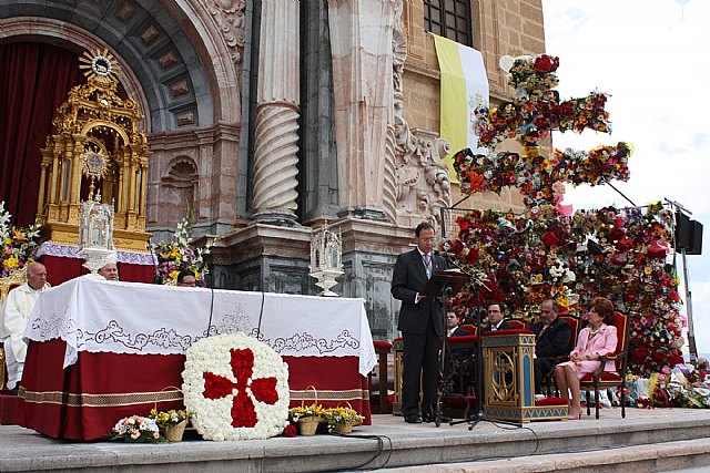 Cámara participa en la ofrenda floral y recibe la Santísima y Vera Cruz en una ceremonia celebrada en la explanada de la Basílica - 3, Foto 3