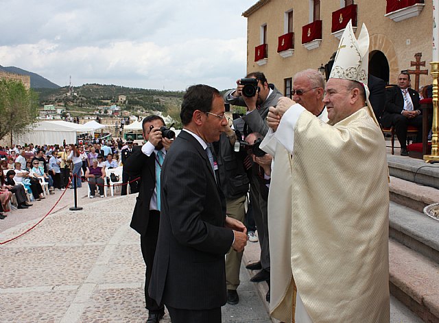 Cámara participa en la ofrenda floral y recibe la Santísima y Vera Cruz en una ceremonia celebrada en la explanada de la Basílica - 1, Foto 1