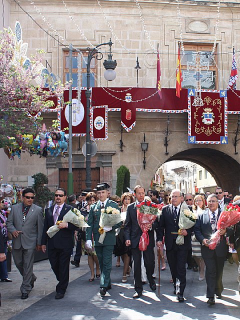 Cámara participa en la ofrenda floral y recibe la Santísima y Vera Cruz en una ceremonia celebrada en la explanada de la Basílica - 2, Foto 2