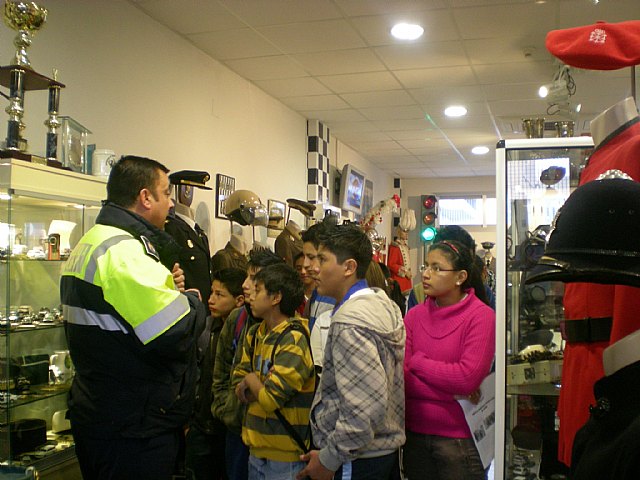 Los usuarios del proyecto Integración socioeducativa de menores y jóvenes visitan la torre de la Iglesia de Santiago - 2, Foto 2