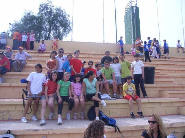 Una veintena de alumnos de los centros Reina Sofía, San José y Santa Eulalia participan en la semifinal regional de atletismo, Foto 1