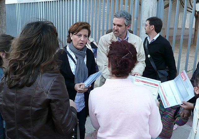 El PSRM repartió  esta mañana los folletos explicativos de la Escuela 2.0 - 1, Foto 1