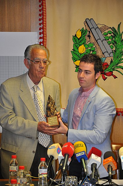 El Consejo Local de la Juventud entrega a Francisco del Amor la Llama de Oro de la Juventud Murciana - 2, Foto 2