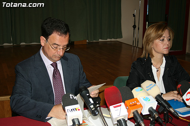 El alcalde de Totana y el consejero de Poltica Social, Mujer e Inmigracin firman un convenio de colaboracin por un importe de 175.245 euros - 1
