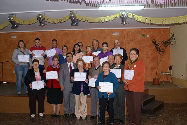 18 alumnos recogen el diploma del taller  de Iniciación a la Informática - 1, Foto 1