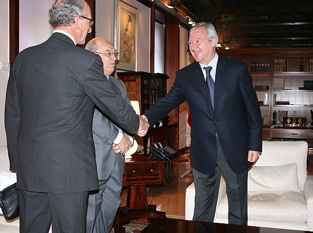 El jefe del Ejecutivo murciano, Ramón Luis Valcárcel, recibe al presidente de la Real Academia de Medicina y Cirugía de Murcia - 1, Foto 1