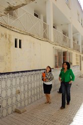 La directora del IVS visita las viviendas del parque público regional de Lorquí