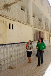 La directora del IVS visita las viviendas del parque pblico regional de Lorqu