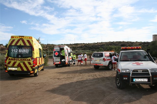 Cruz Roja de Águilas auxilia a 5 bañistas con riesgo de padecer un Síndrome de Inmersión en la Playa de Matalentisco - 1, Foto 1