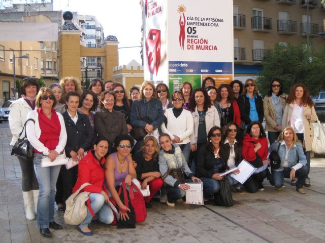 Alumnas trabajadoras, directivos y docentes del Taller de Empleo Atención a la Dependencia, en el Día del Emprendedor - 1, Foto 1