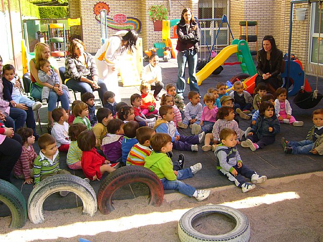 Un cuenta cuentos acerca a los niños de las Escuelas Infantiles el principio de igualdad entre hombres y mujeres, Foto 2