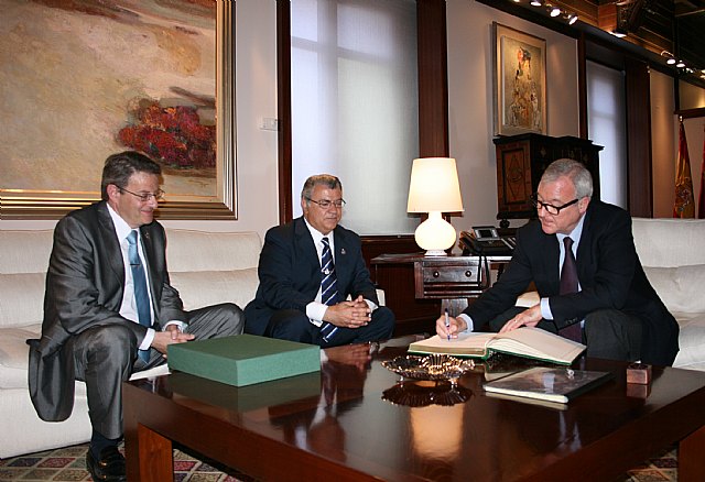 El presidente de la Comunidad, Ramón Luis Valcárcel, recibe al Hermano Mayor de la Cofradia de la Vera Cruz - 1, Foto 1