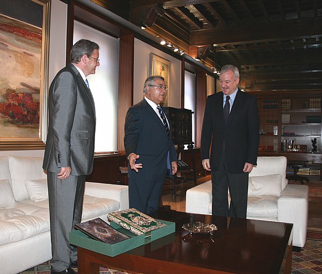 El presidente de la Comunidad, Ramón Luis Valcárcel, recibe al Hermano Mayor de la Cofradia de la Vera Cruz - 2, Foto 2